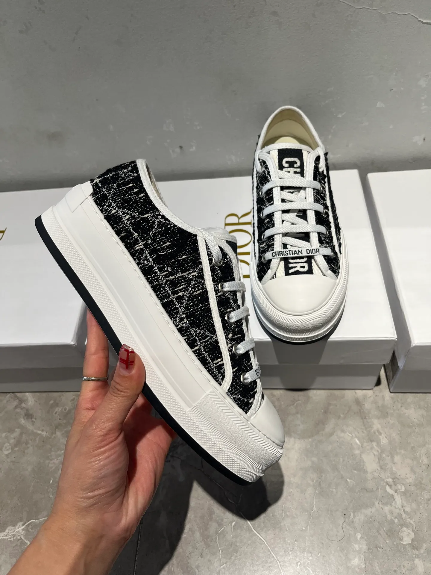 👟👟Ex-factory price 520👟👟 Walk‘n’Dior embroidered mid-top casual shoes are new in 2025. On the fashion stage, Dior embroidered shoes are the well-deserved protagonist. Delicate stitching is used on the upper, every stitch is devoted to the craftsman's efforts, and every thread is woven with artistic poetry. From complex floral patterns to smart geometric textures, embroidery is like the magic that gives shoes life, allowing them to show dynamic beauty even in static conditions.   Wearing Dior embroidered shoes feels like stepping into a dream world full of art. It is not only a pair of shoes, but also a walking piece of art that perfectly integrates fashion and culture. Whether you are strolling on the bustling city streets or attending important social occasions, Dior embroidered shoes can add unique charm to your style and become the focus of everyone's attention.   Choosing Dior embroidered shoes means choosing a persistent pursuit of quality and a unique understanding of fashion. Let it accompany you through every wonderful moment and leave your own fashion mark.  Material: Sheepskin lining, feet, silk cowhide, size 35-41, heel height 5cm